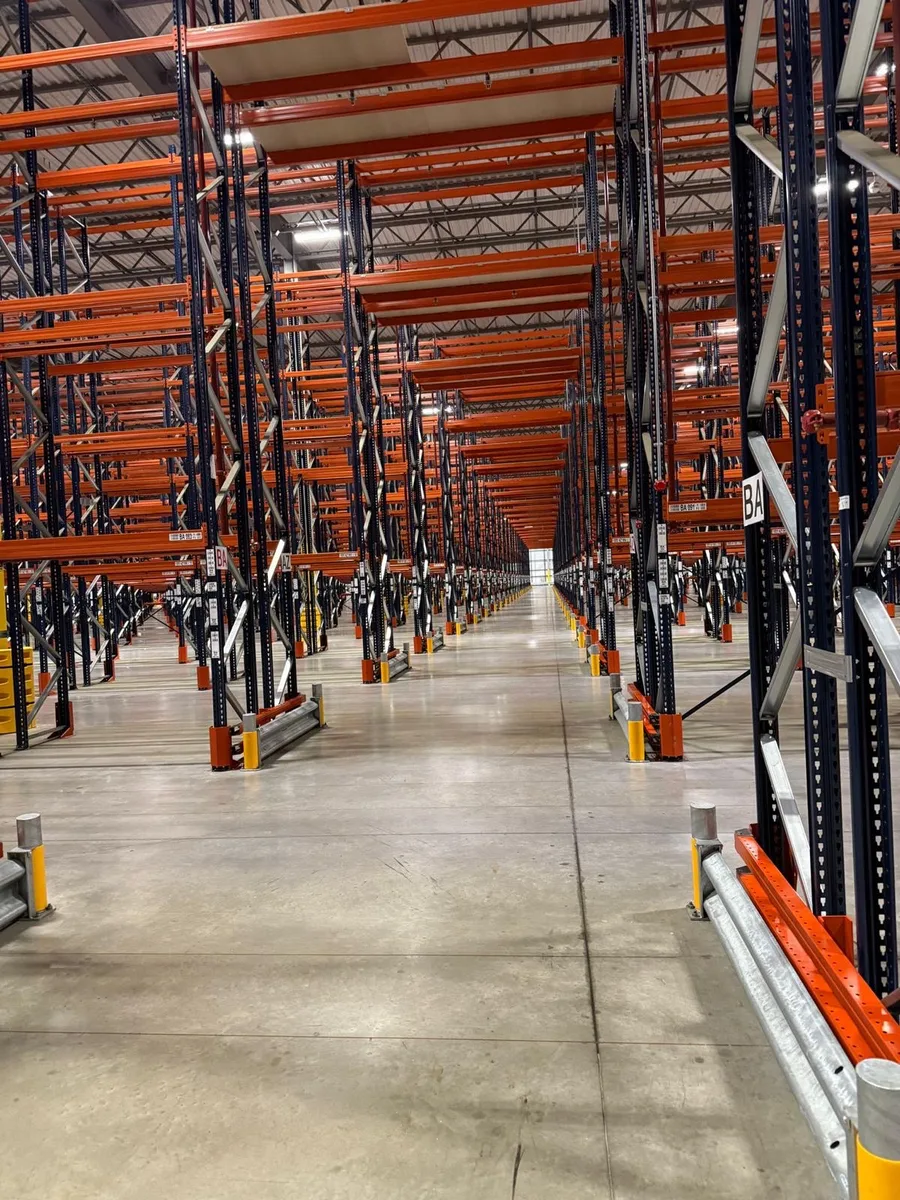 Pallet racking aisle